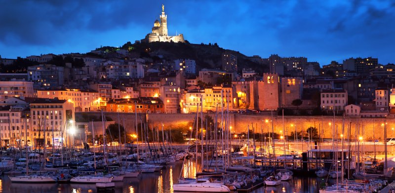 Südfrankreich bei Nacht - Häuser am Hafen in Marseille